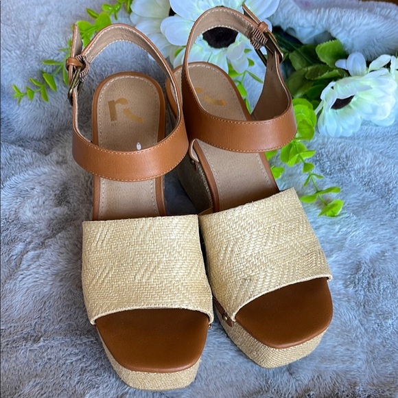 Elegant Tan and Cream Wedge Sandals - Picture 2 of 8